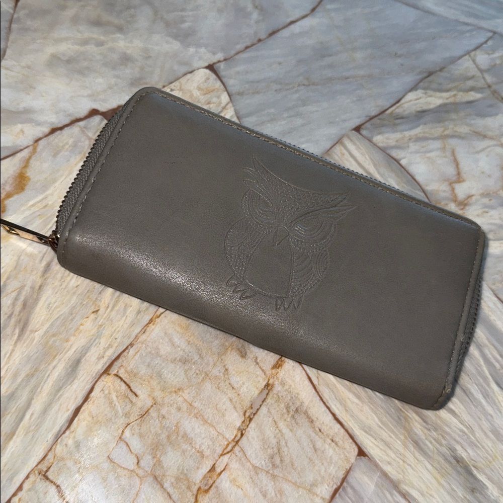 Maurices Gray Zip Wallet faux leather owl‎ embossed wallet